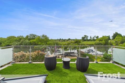 7b The Avenue, Wraysbury, Staines, TW19 5EY