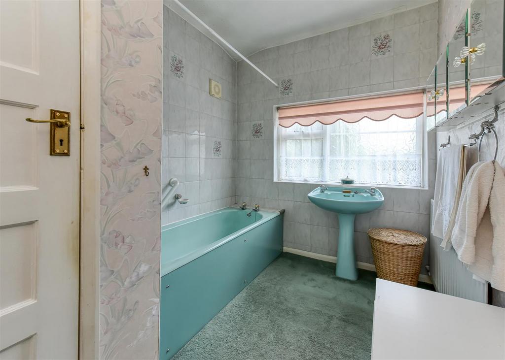 43 Woodthorne Road-bathroom2.jpg