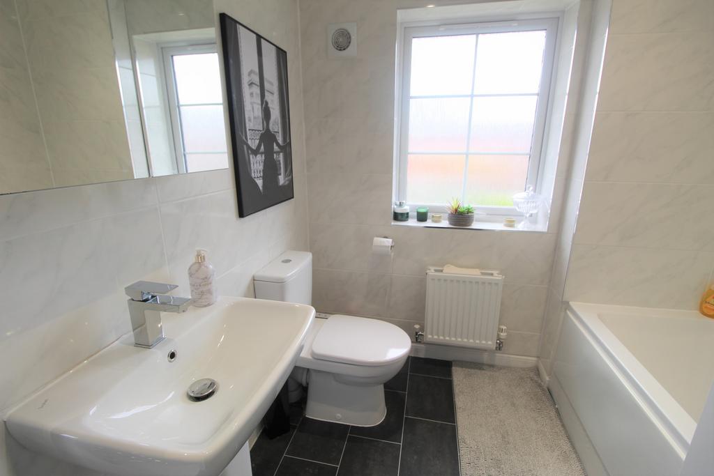R Bathroom-min.jpg