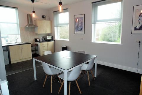 Studio to rent, st Floor Flat, 52 Westgate , Cleckheaton