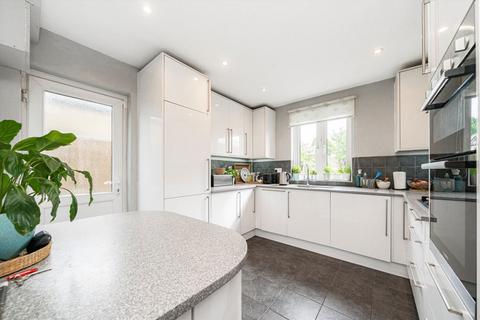 26 Hazel Close, Twickenham, TW2 7NR