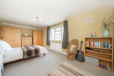 26 Hazel Close, Twickenham, TW2 7NR