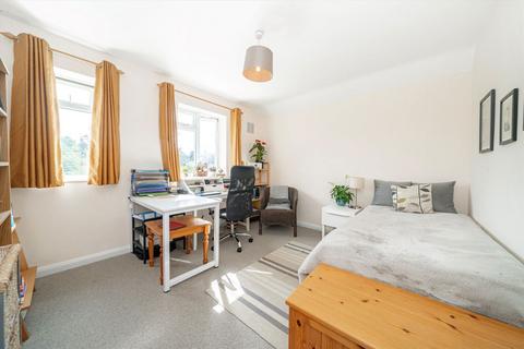 26 Hazel Close, Twickenham, TW2 7NR