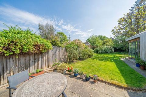26 Hazel Close, Twickenham, TW2 7NR