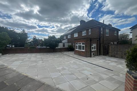 4 bedroom house to rent, Fernside Avenue, London
