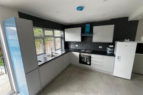 4 bedroom house to rent, Fernside Avenue, London