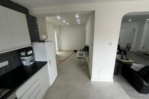 4 bedroom house to rent, Fernside Avenue, London