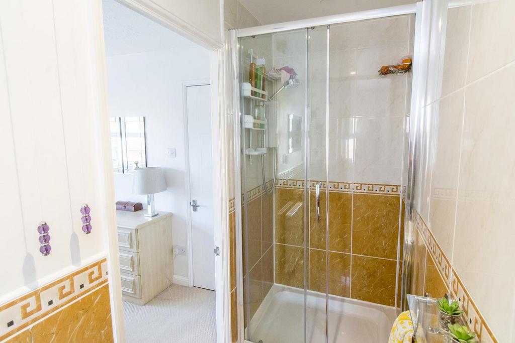 En-suite Photo two