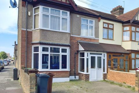 4 bedroom end of terrace house to rent, Hulse Road, London IG11