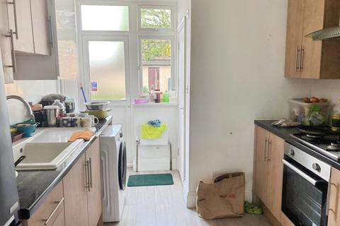 4 bedroom end of terrace house to rent, Hulse Road, London IG11