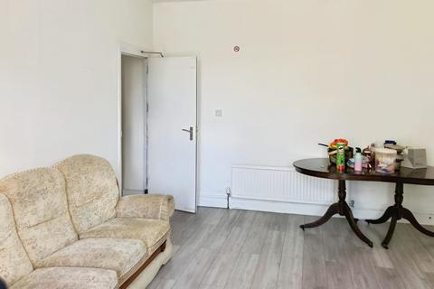 4 bedroom end of terrace house to rent, Hulse Road, London IG11