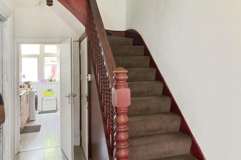 4 bedroom end of terrace house to rent, Hulse Road, London IG11