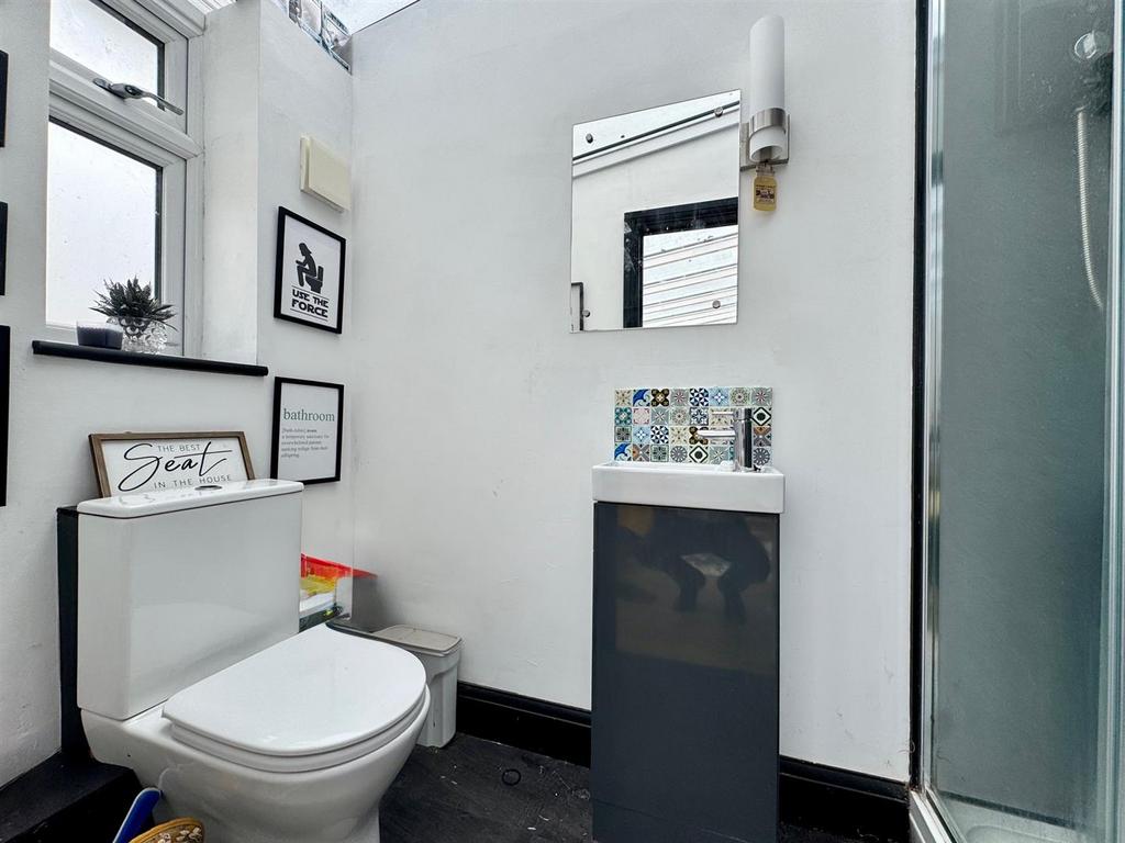 Bathroom 1.jpg