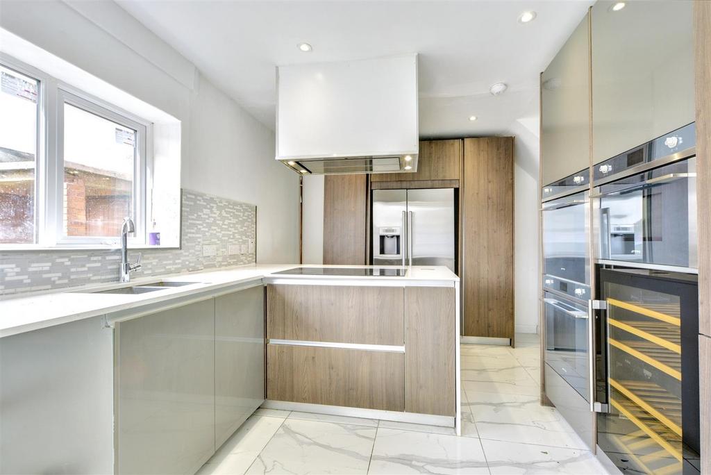 Kitchen 2.jpeg