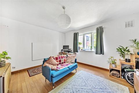 18 Woodview Close, London, N4 1DG