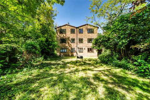 18 Woodview Close, London, N4 1DG
