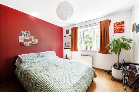 18 Woodview Close, London, N4 1DG