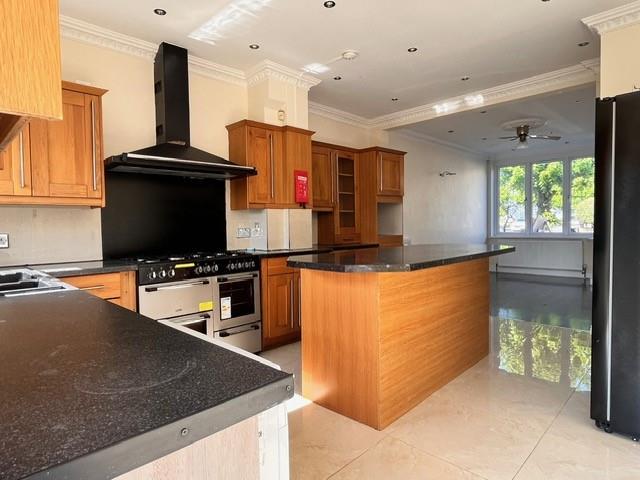 Kitchen2.jpg