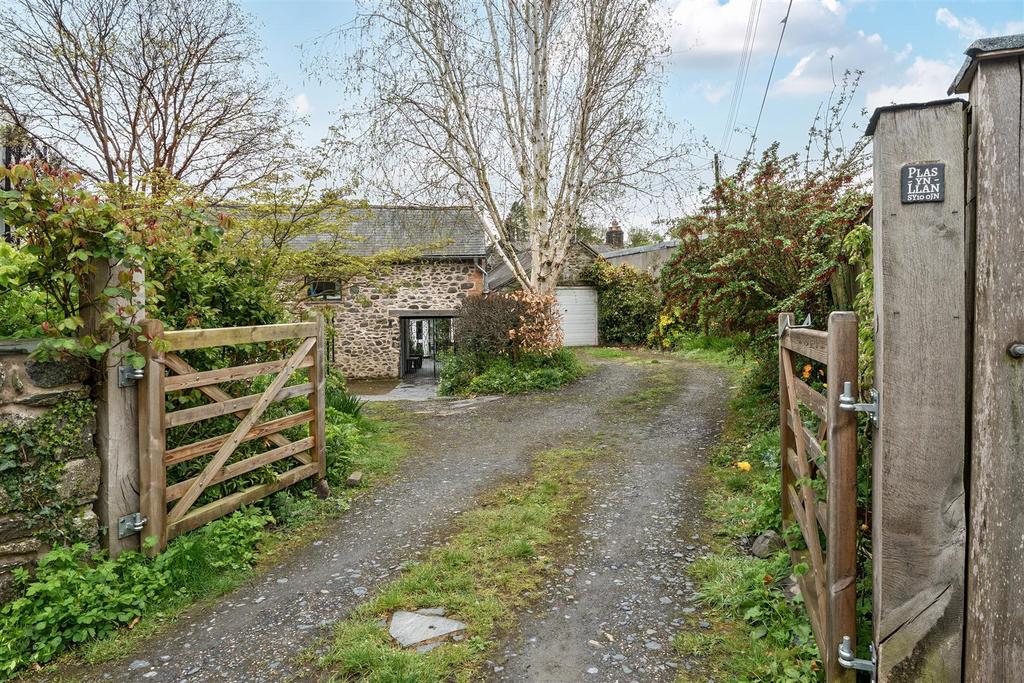 Driveway - EXT.jpg