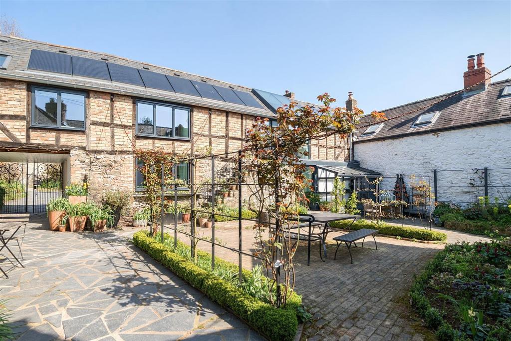 French courtyard - Barn - EXT.jpg
