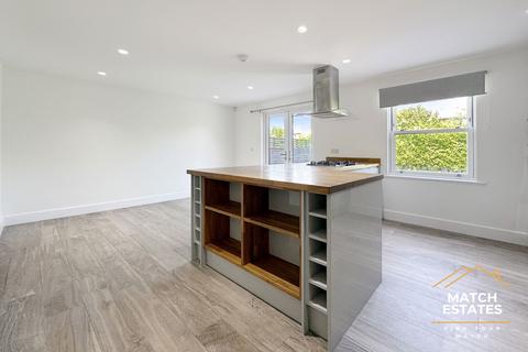 8 Parkside, Folkestone, CT19 5WN