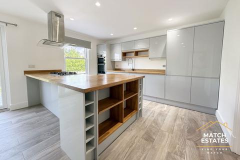 8 Parkside, Folkestone, CT19 5WN