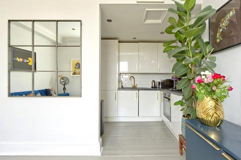 1 bedroom flat for sale, St Charles Square, London, W10
