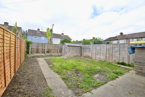 4 bedroom terraced house to rent, The Close, Newbury Park, IG2
