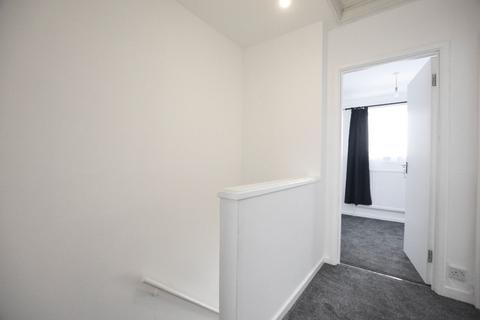 4 bedroom terraced house to rent, The Close, Newbury Park, IG2
