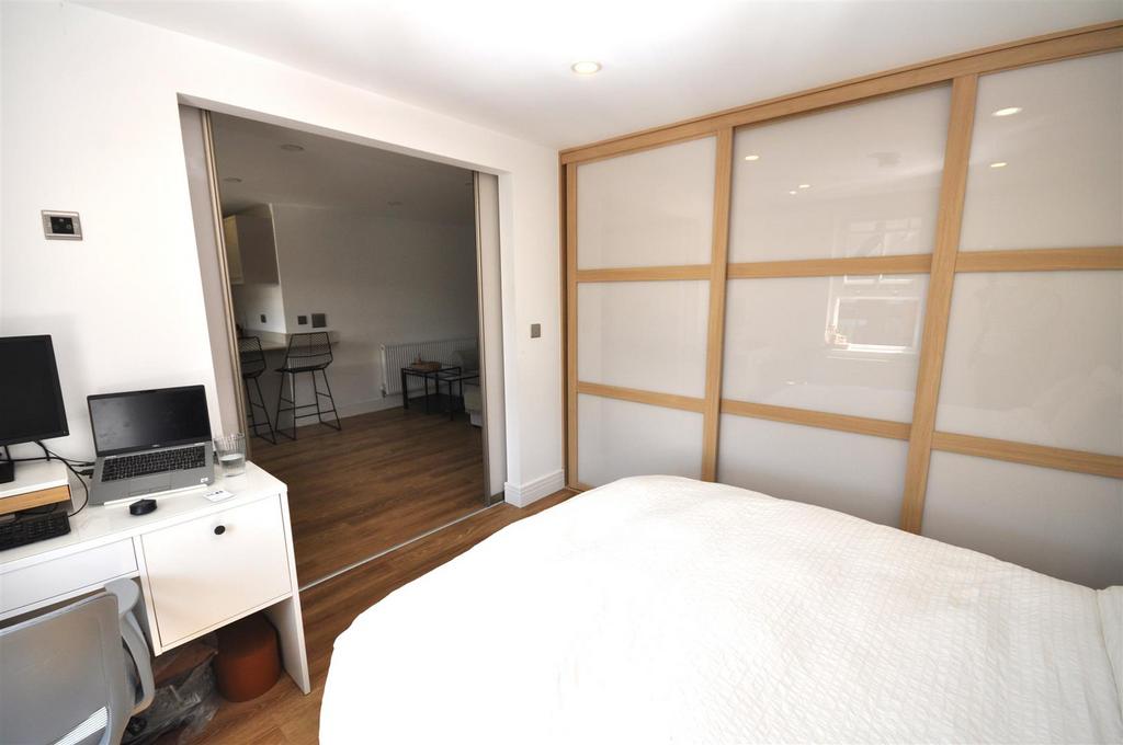 DSC 0035bed.JPG