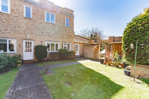 2 bedroom end of terrace house to rent, Alexander Court, Norwich, NR4