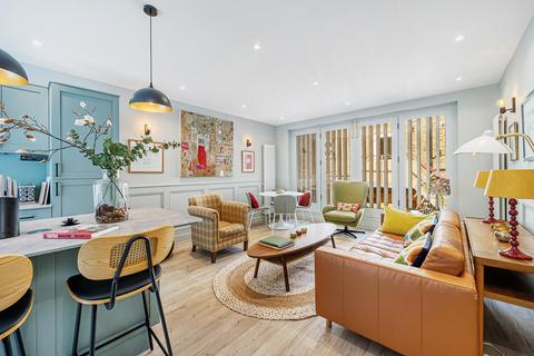 2 bedroom mews to rent, The Avenue, London
