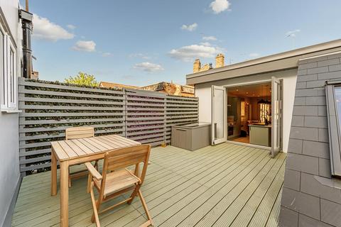 2 bedroom mews to rent, The Avenue, London