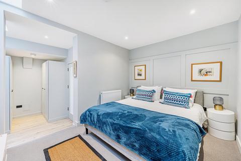 undefined, The Avenue, London