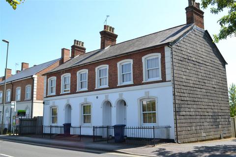 2 bedroom end of terrace house to rent, Portland Terrace, Hale Road, Farnham GU9