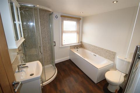 2 bedroom end of terrace house to rent, Portland Terrace, Hale Road, Farnham GU9