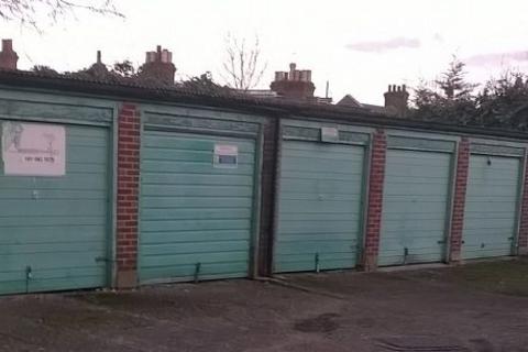 Garage to rent, Orchid Road, London N14