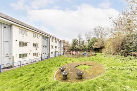 4 bedroom flat to rent, Endwell Road, London SE4
