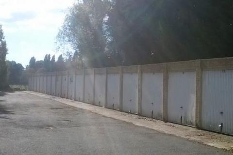 Garage to rent, Chinbrook Road, London SE12