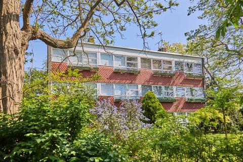 11, Herrick Court Parkleys, Richmond, TW10 5LL