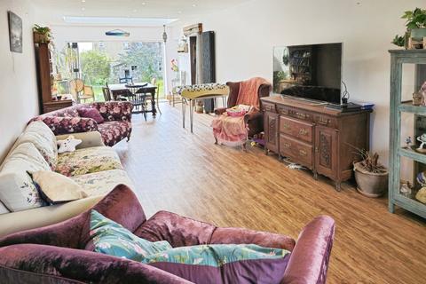 1 Hillcrest Mount, Scholes, Cleckheaton, BD19 6LZ