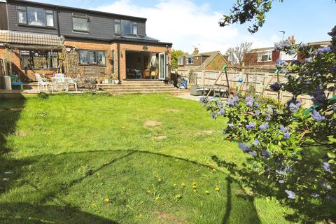 1 Hillcrest Mount, Scholes, Cleckheaton, BD19 6LZ