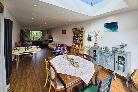 1 Hillcrest Mount, Scholes, Cleckheaton, BD19 6LZ