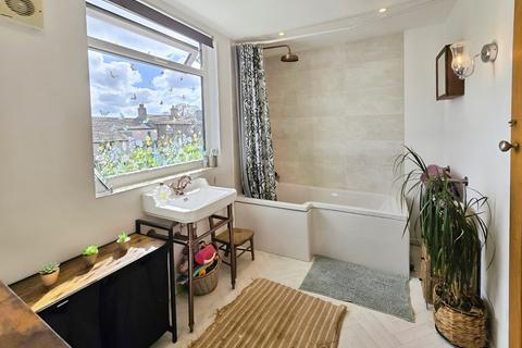 1 Hillcrest Mount, Scholes, Cleckheaton, BD19 6LZ