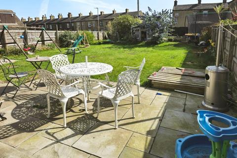 1 Hillcrest Mount, Scholes, Cleckheaton, BD19 6LZ
