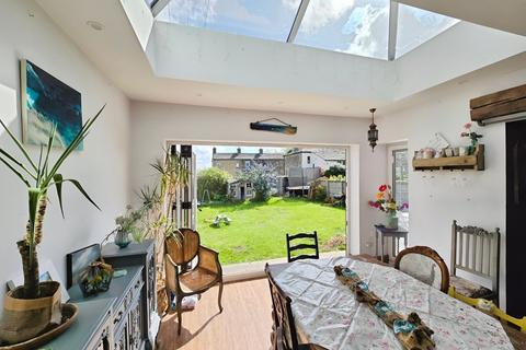 1 Hillcrest Mount, Scholes, Cleckheaton, BD19 6LZ