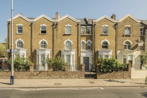 Studio to rent, High Street, London W3