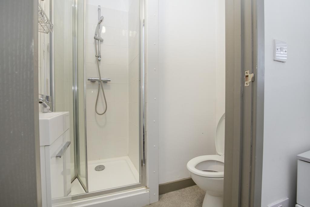Bed 5 en-suite