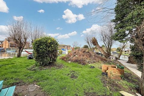 Jour De Fete Riverside, Wraysbury, Staines-upon-thames, TW19 5JN
