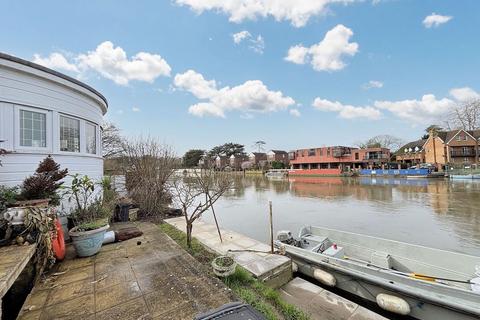 Jour De Fete Riverside, Wraysbury, Staines-upon-thames, TW19 5JN